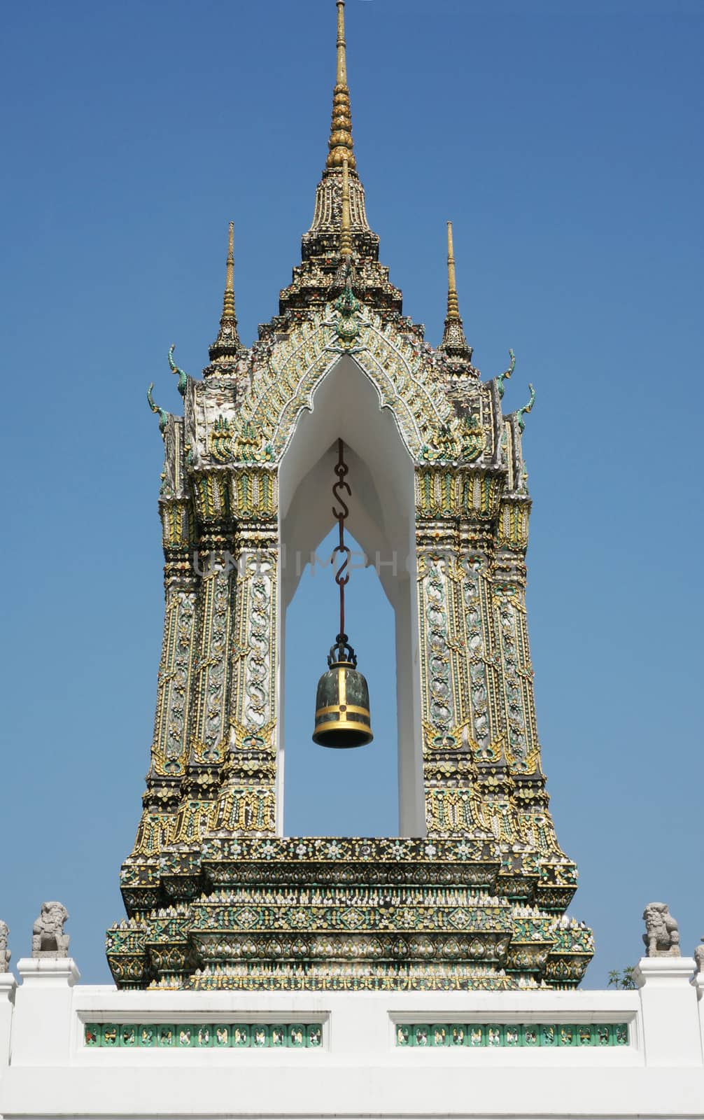Bell tower in Wat Pho by ninun