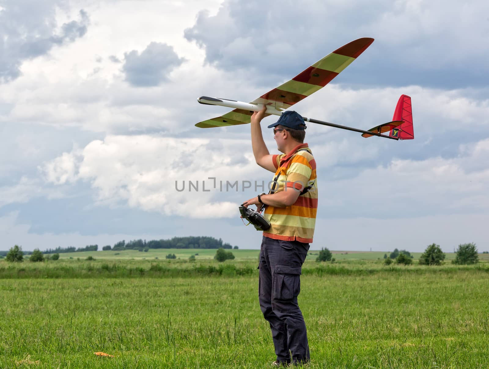 Man launches into the sky RC glider by Discovod