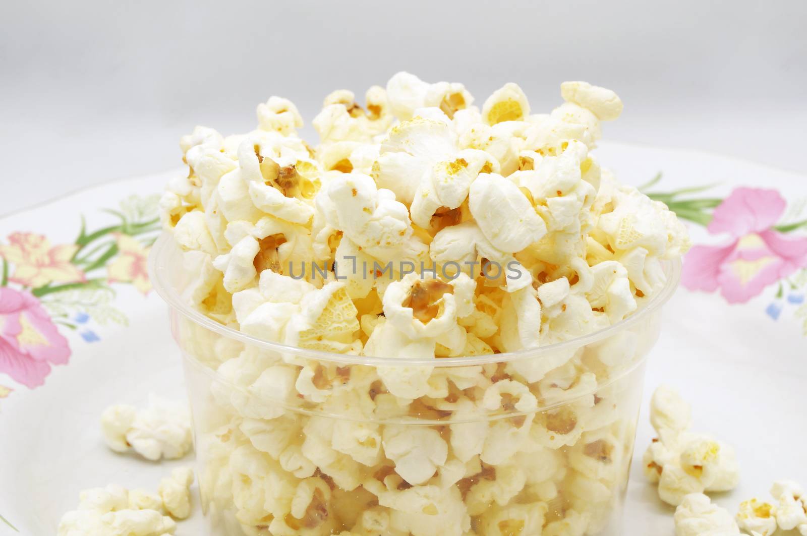 Popcorn, put it in a plastic cup attached, white appetizing.                               