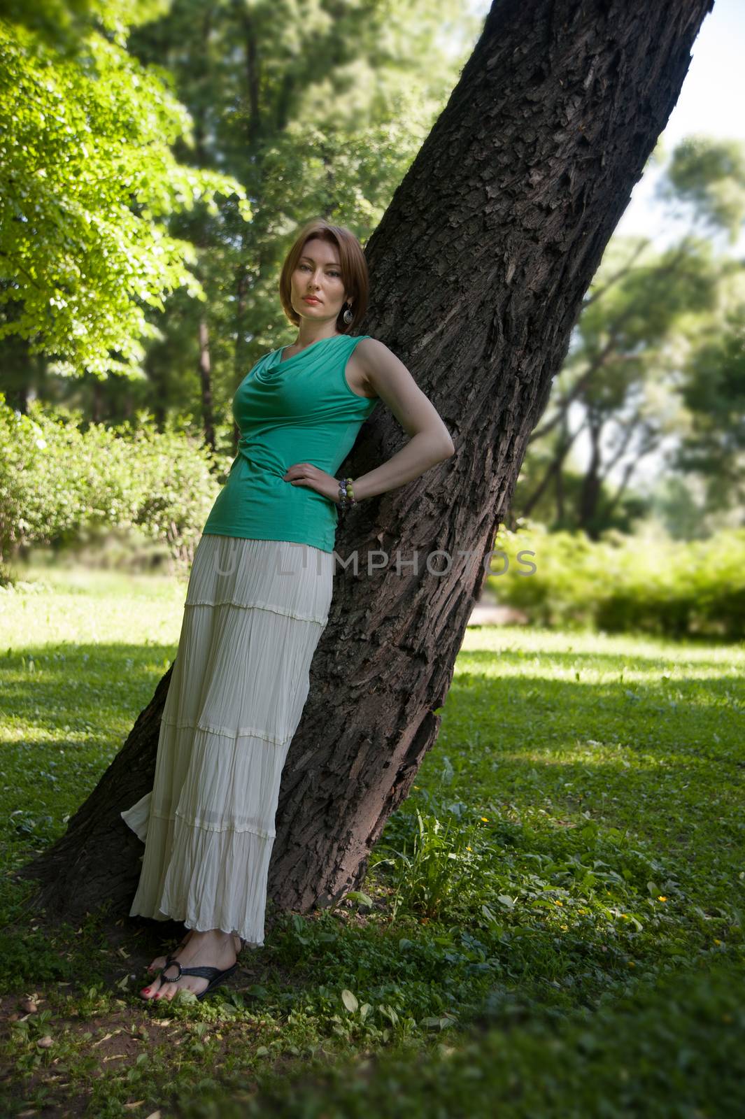 middle-aged woman walks in the Park in the summer of the tree