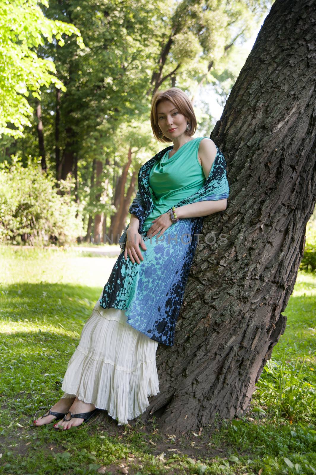 middle-aged woman walks in the Park in the summer of the tree