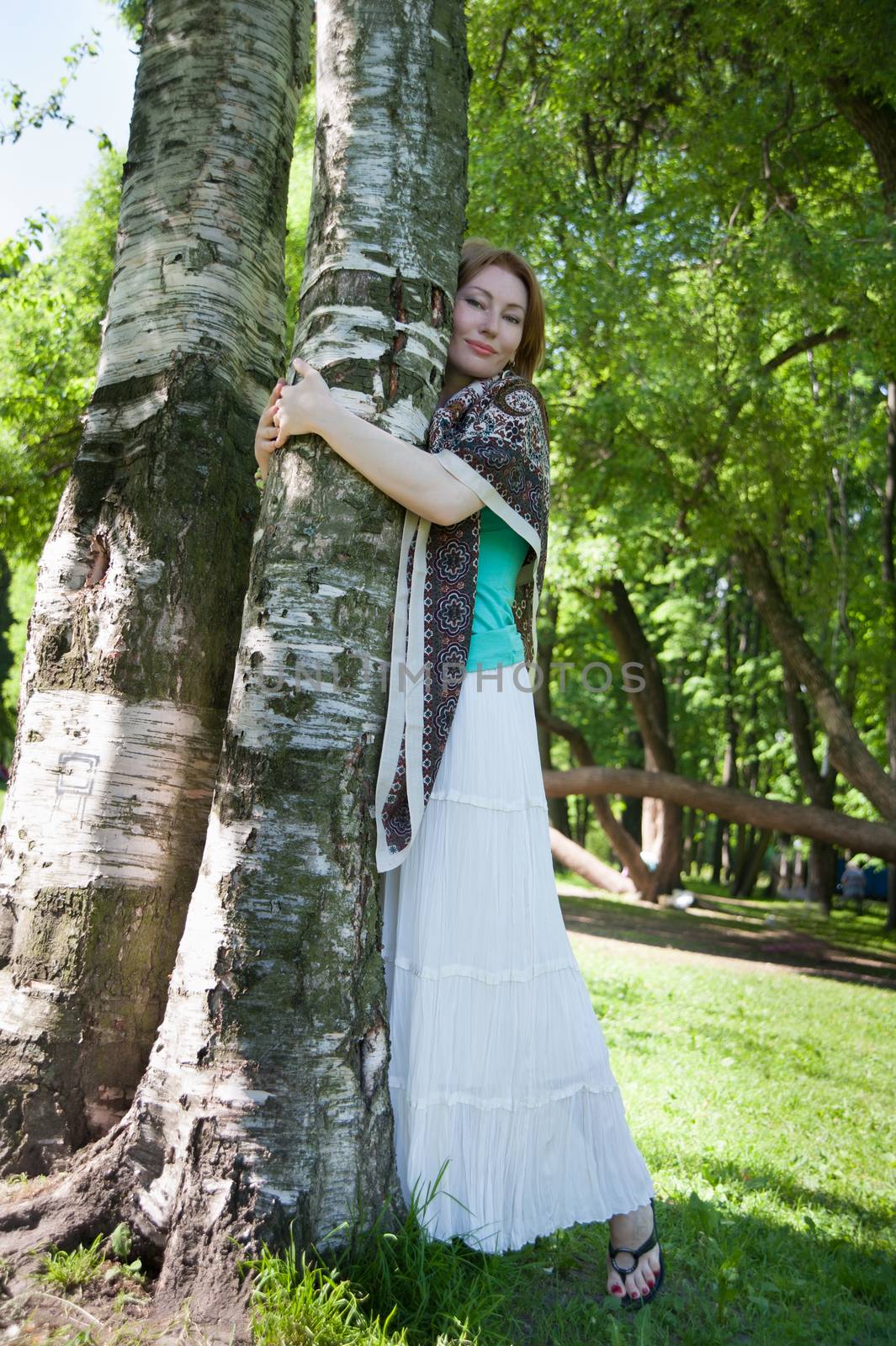 middle-aged woman walks in the Park in the summer of the tree