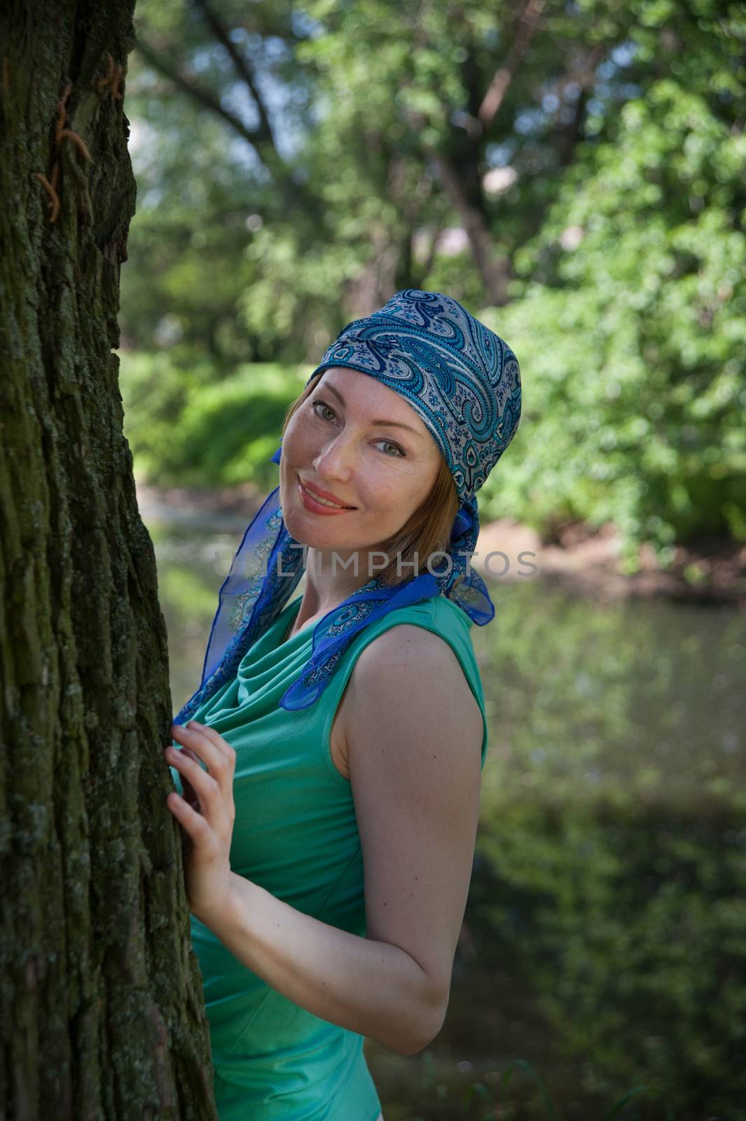 middle-aged woman walks in the Park in the summer of the tree