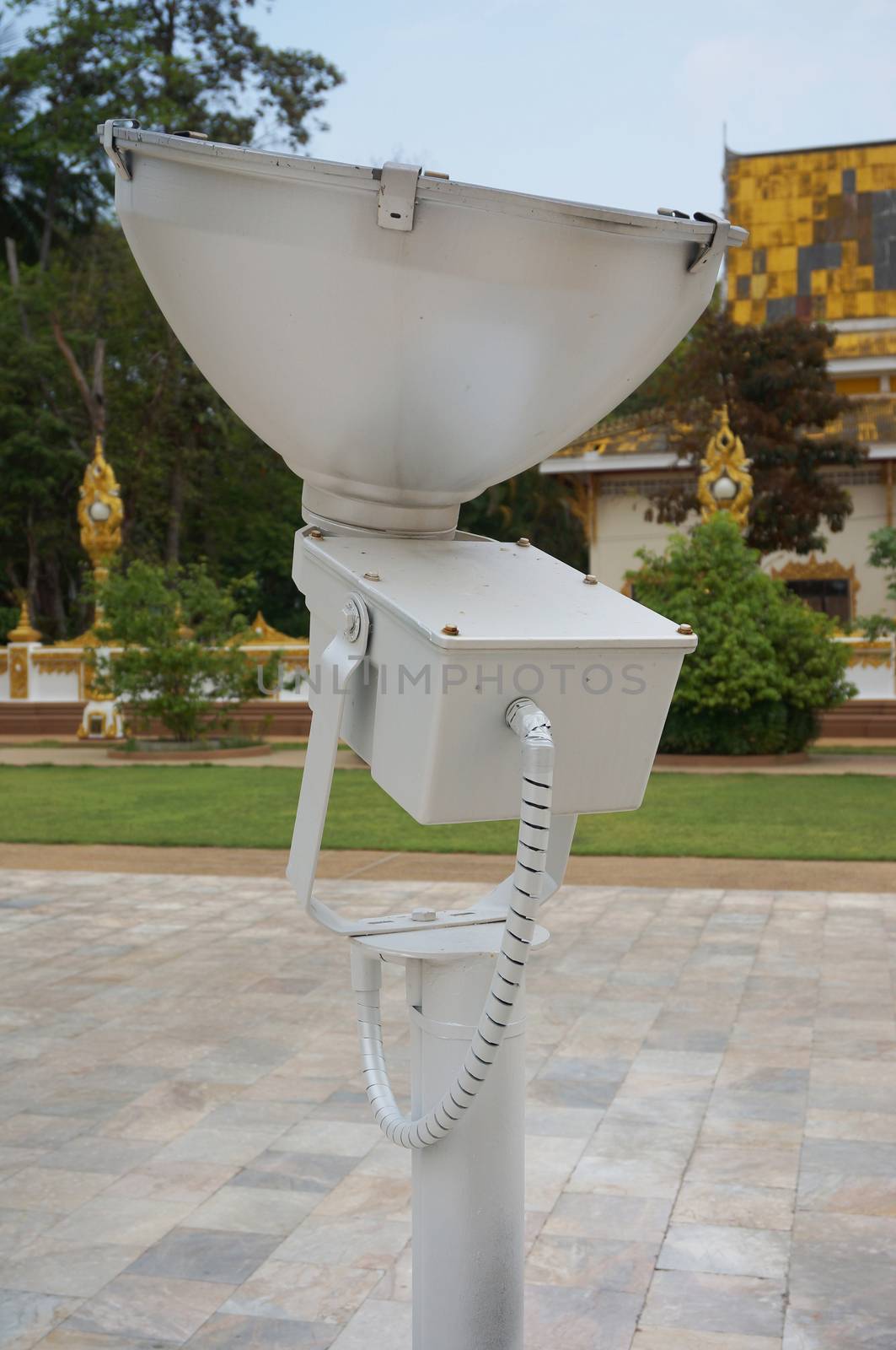 LED Spot Light, large white. Located in the courtyard of the temple, is intended to illuminate the beauty of the architecture in the temple.                               