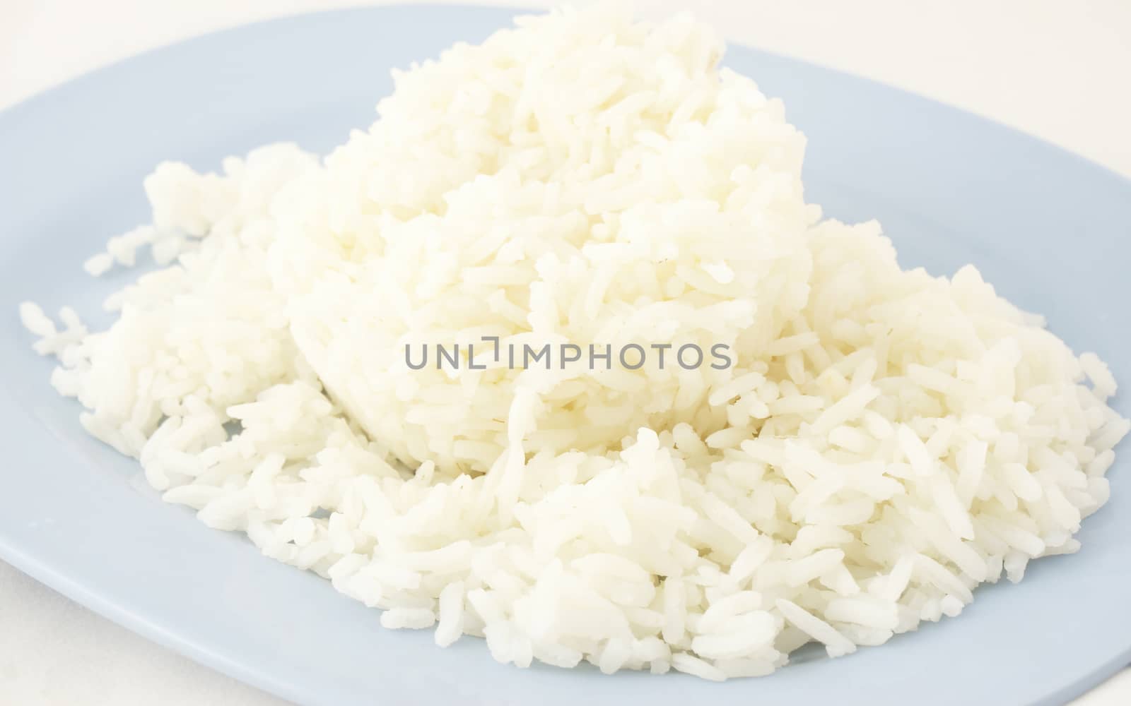 White rice has finished cooking ready to eat
Put it in a blue plate.                              