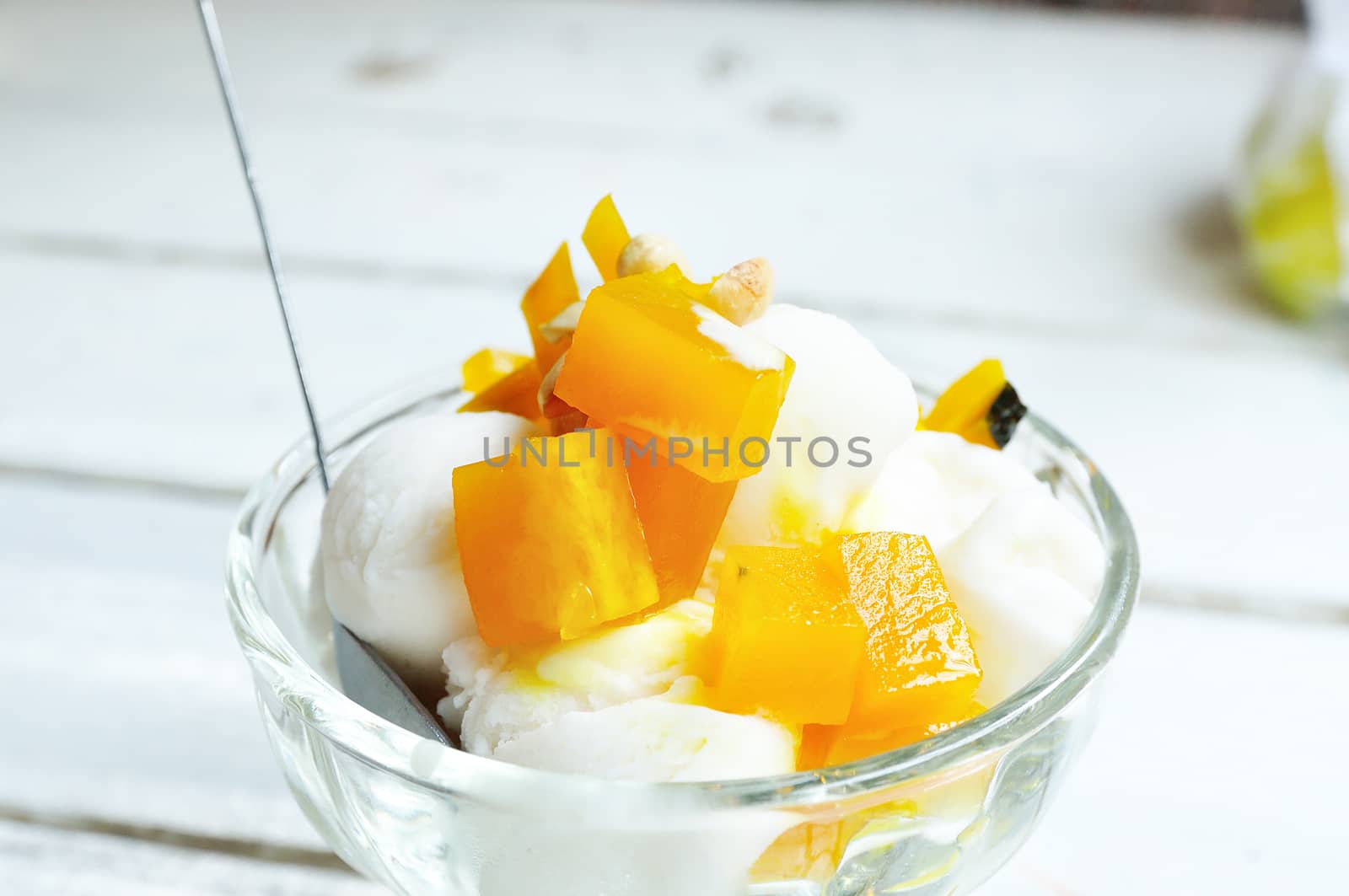 Coconut Ice cream by thampapon