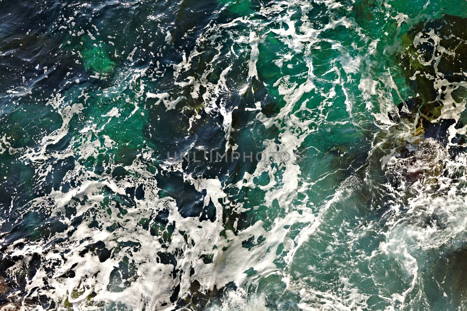 Waves ashore by Gudella