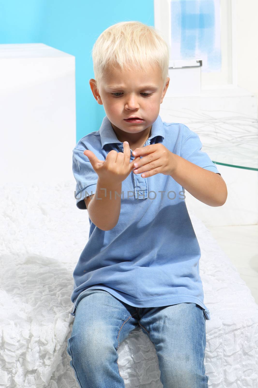 Blond boy counting fingers