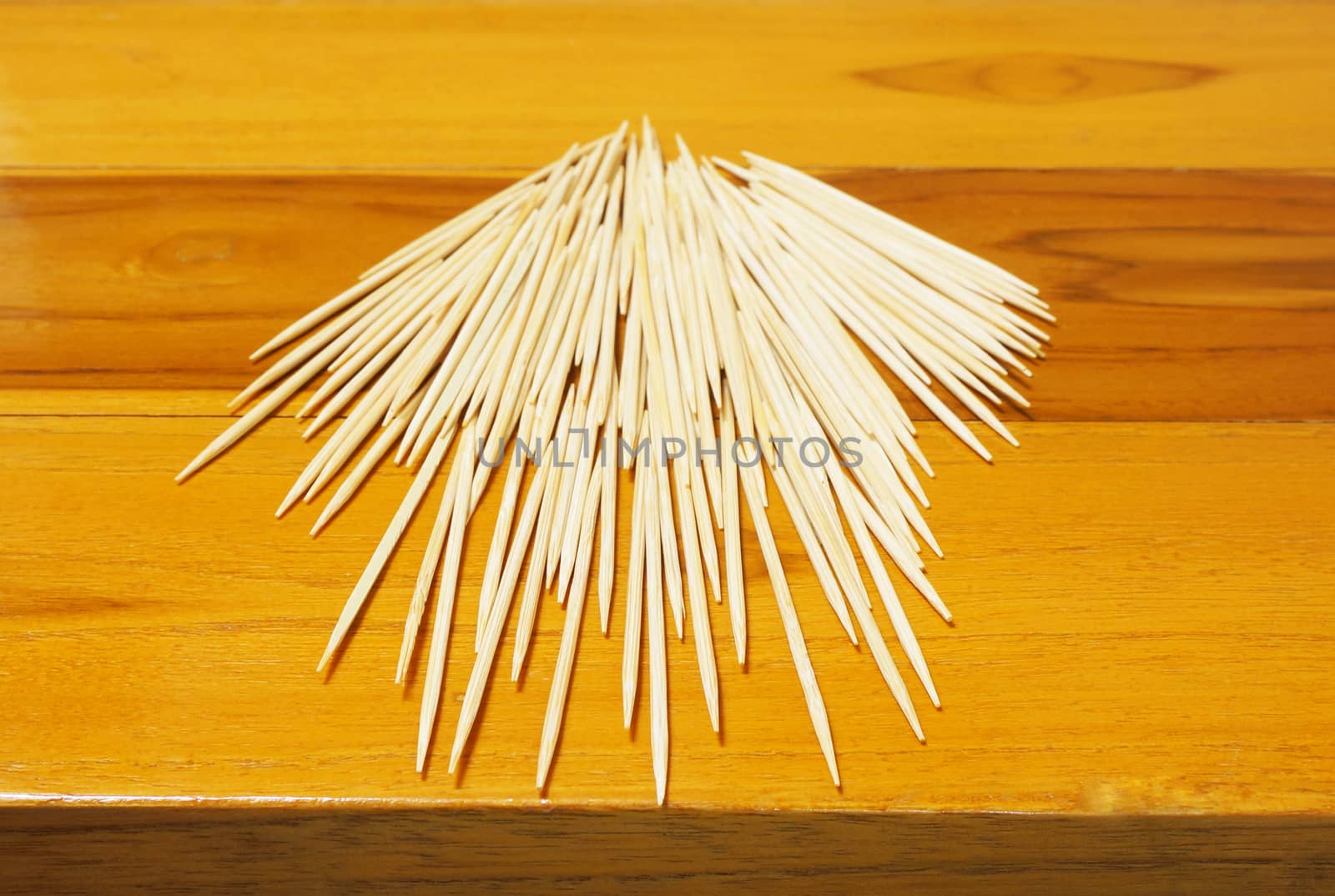 Several toothpicks made ??of bamboo placed on a wooden table.

                                 