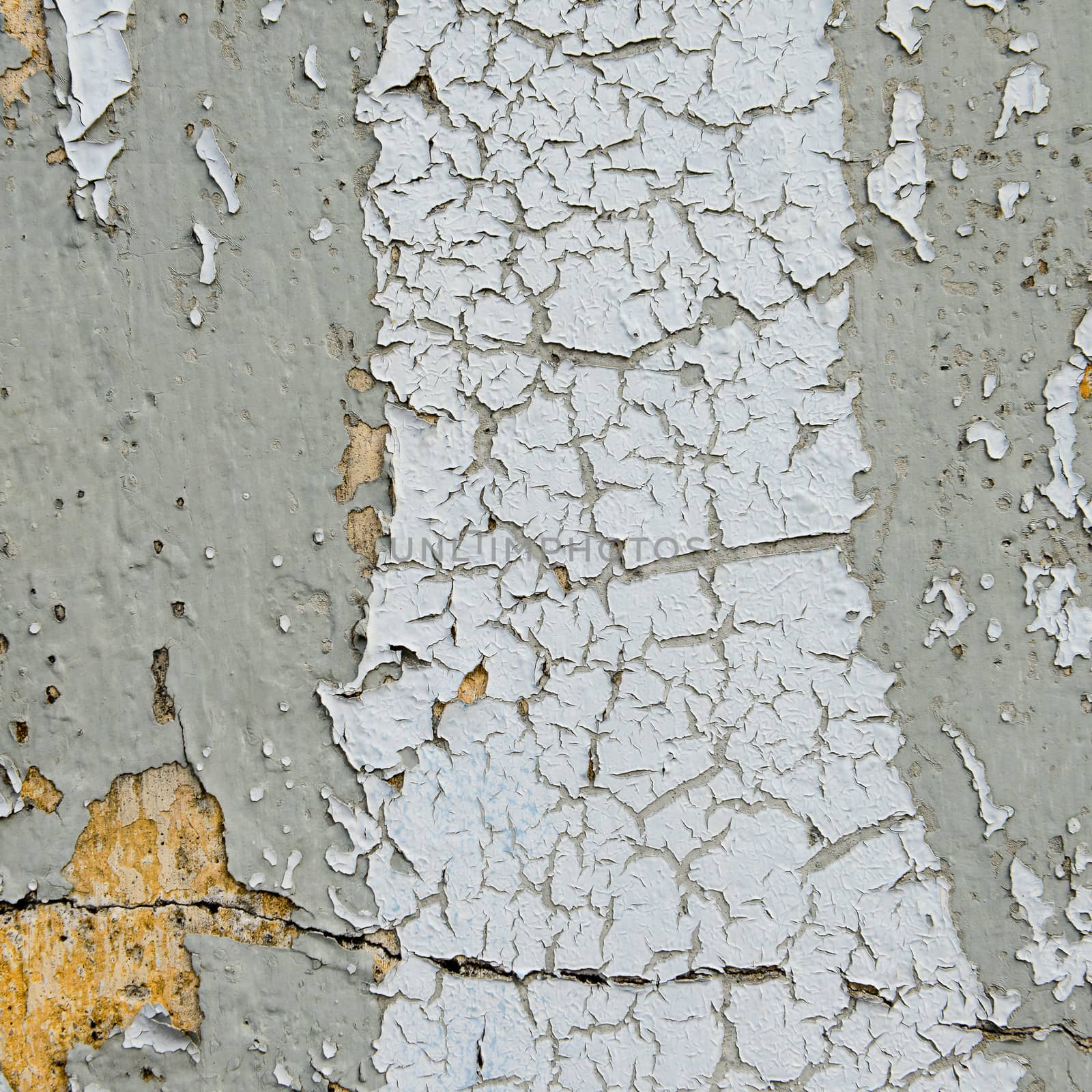 old cracked paint on the concrete wall 