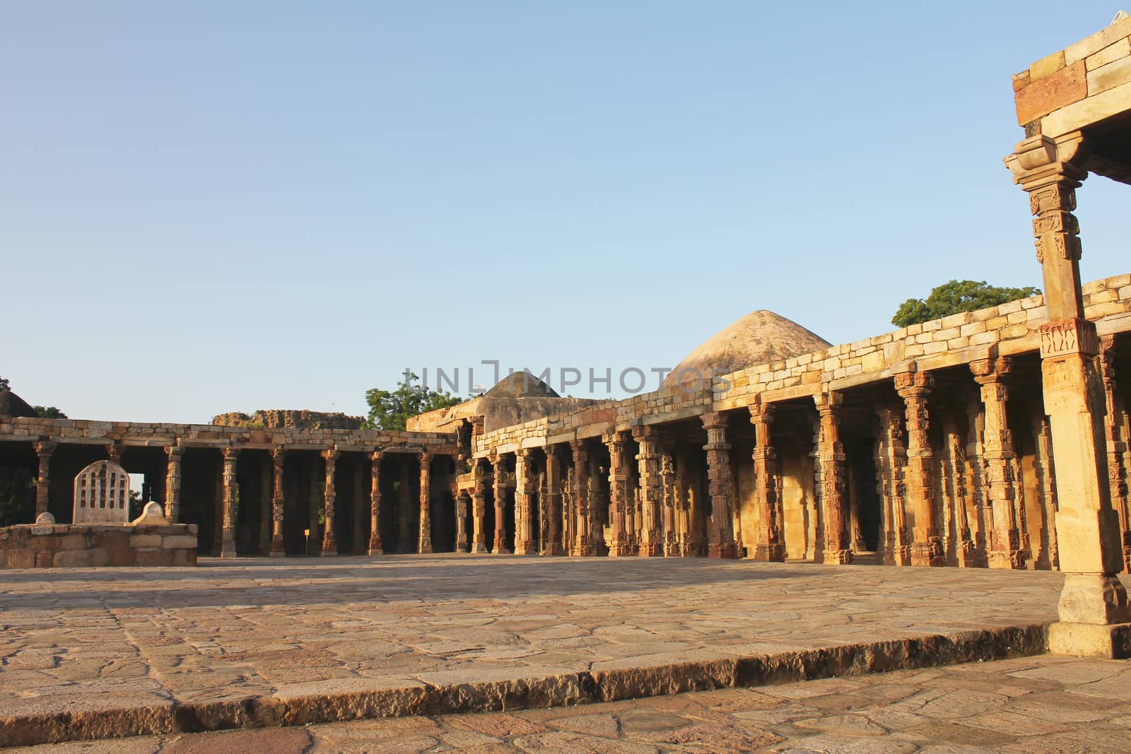 number of pillars in qutub minar