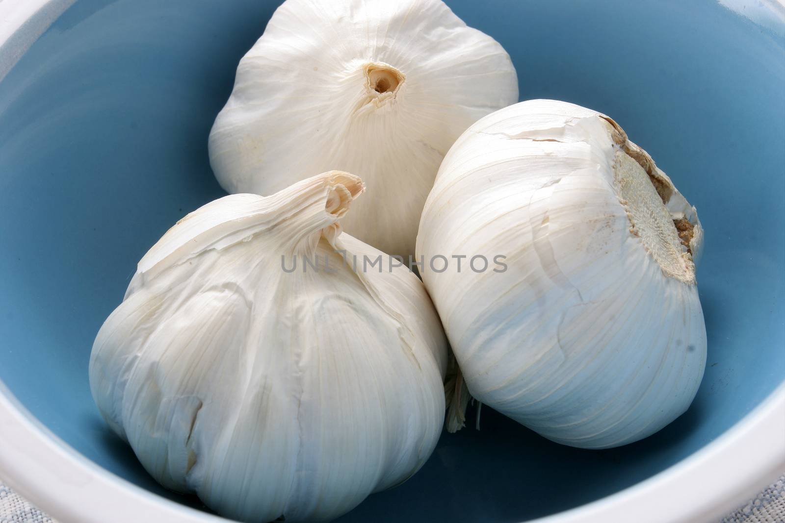 Garlic in a blue bowl.