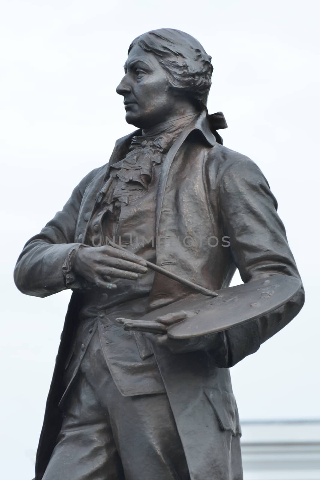 Statue of gainsborough with palette