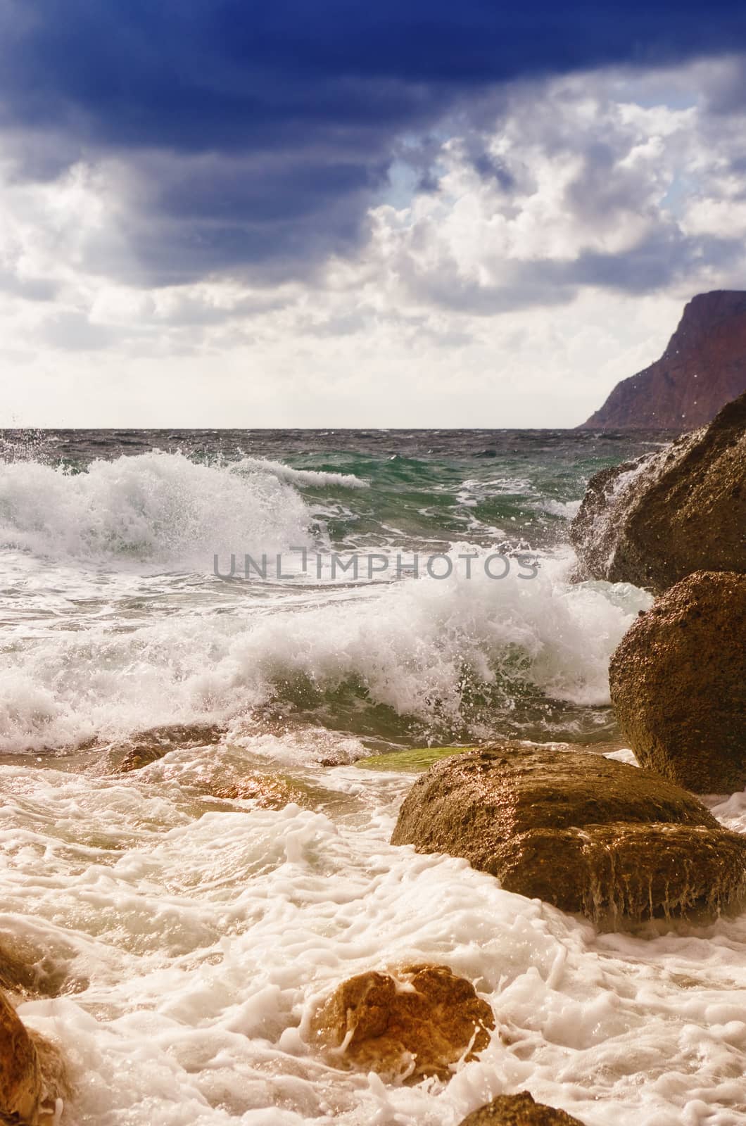 sea waves   rolling on stones