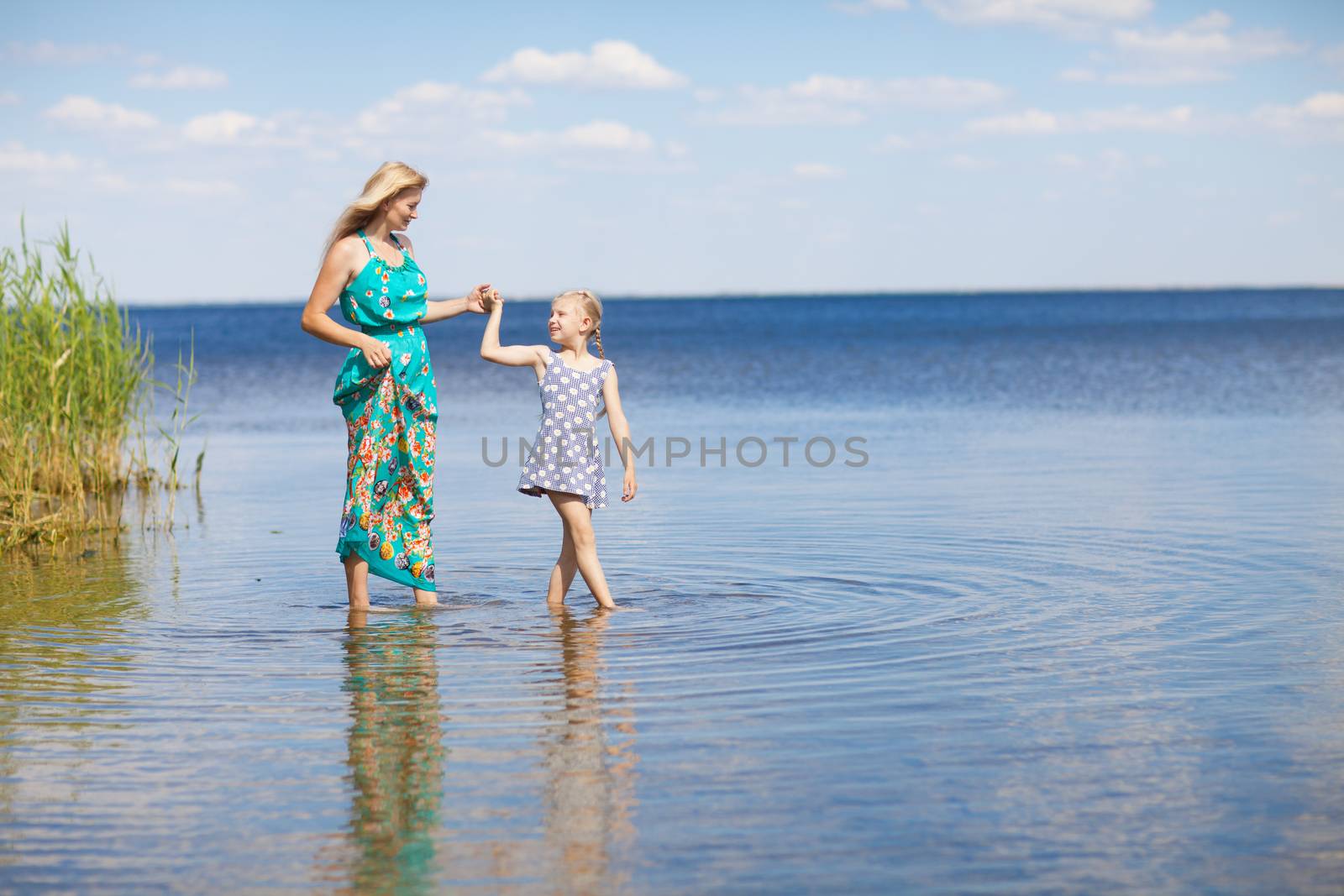 mom and daughter by vsurkov
