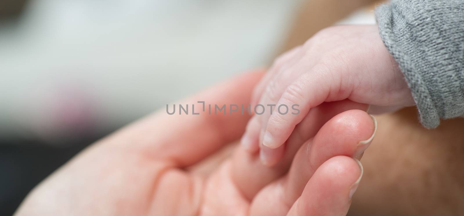 Mother and baby hand's by FreeProd