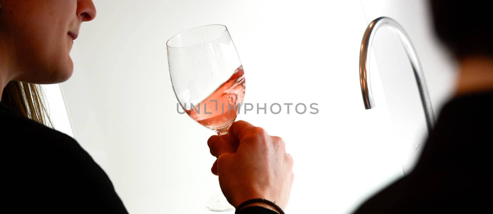 France-Aquitaine-Gironde-33-Beychac et Cailleau.Dégustation de vin à la Maison des Bordeaux et Bordeaux supèrieurs.Dégustation de vin rosé.