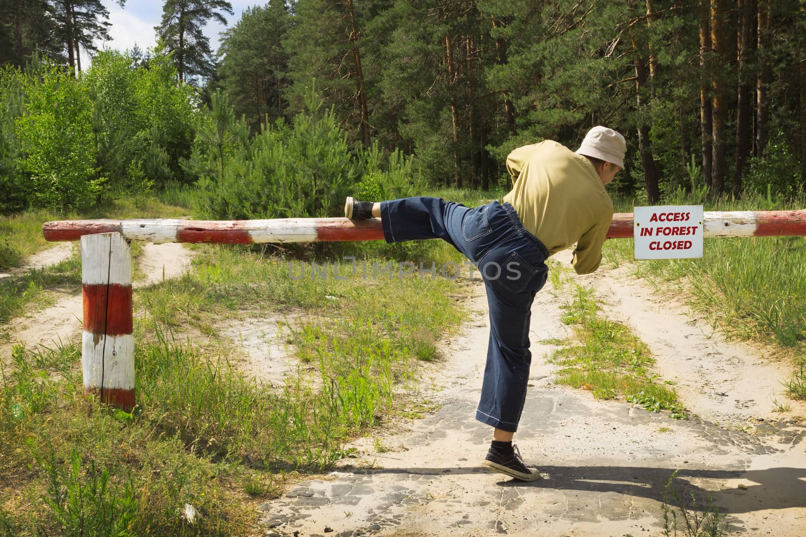 Man overcomes the barrier in fire-dangerous period, ignoring the ban