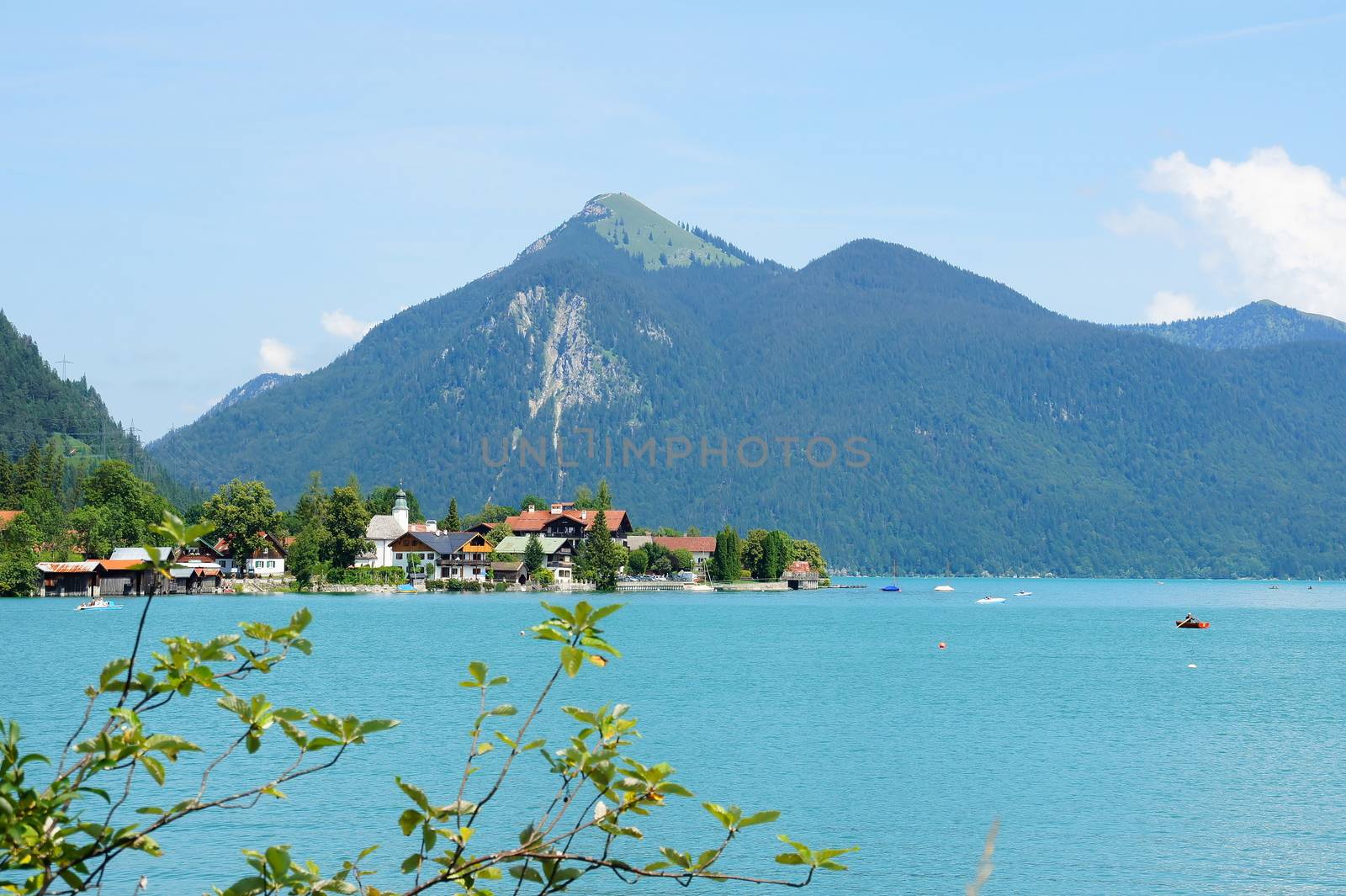 Dorf Walchensee am Walchensee in den bayrischen Alpen
