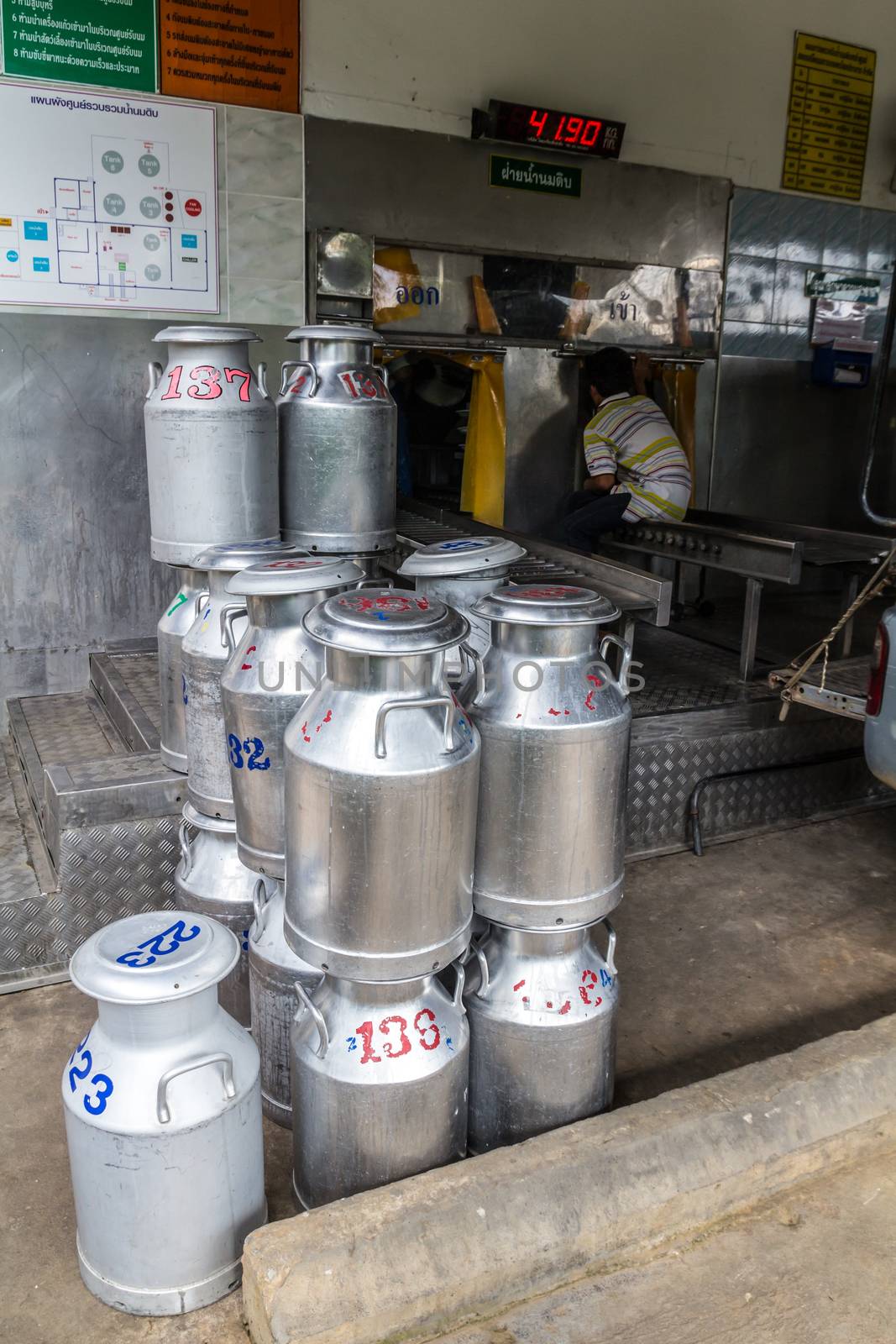 Transports Raw milk to the embodiment cooperatives in Thailand by lavoview