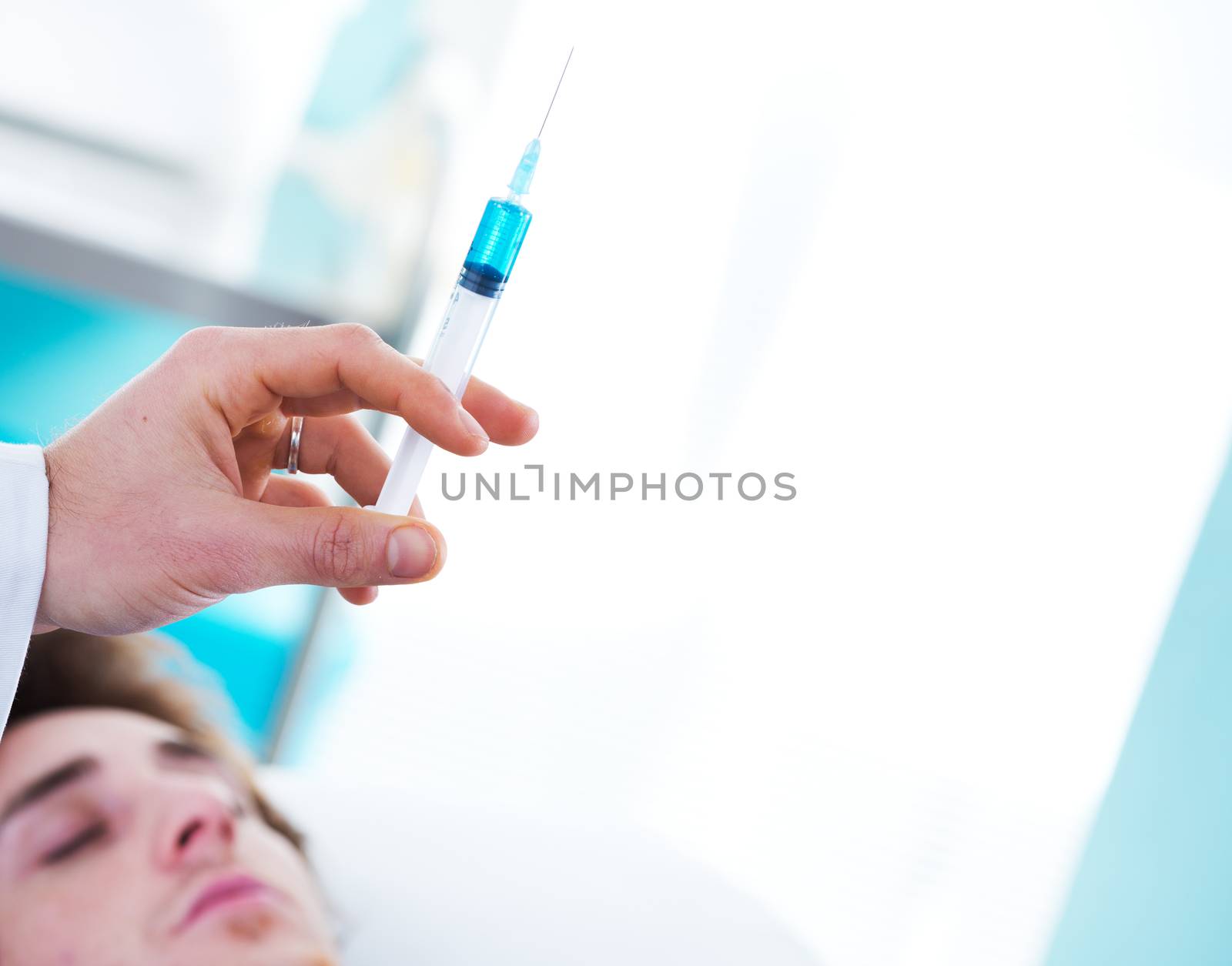 Injecting medication by stokkete