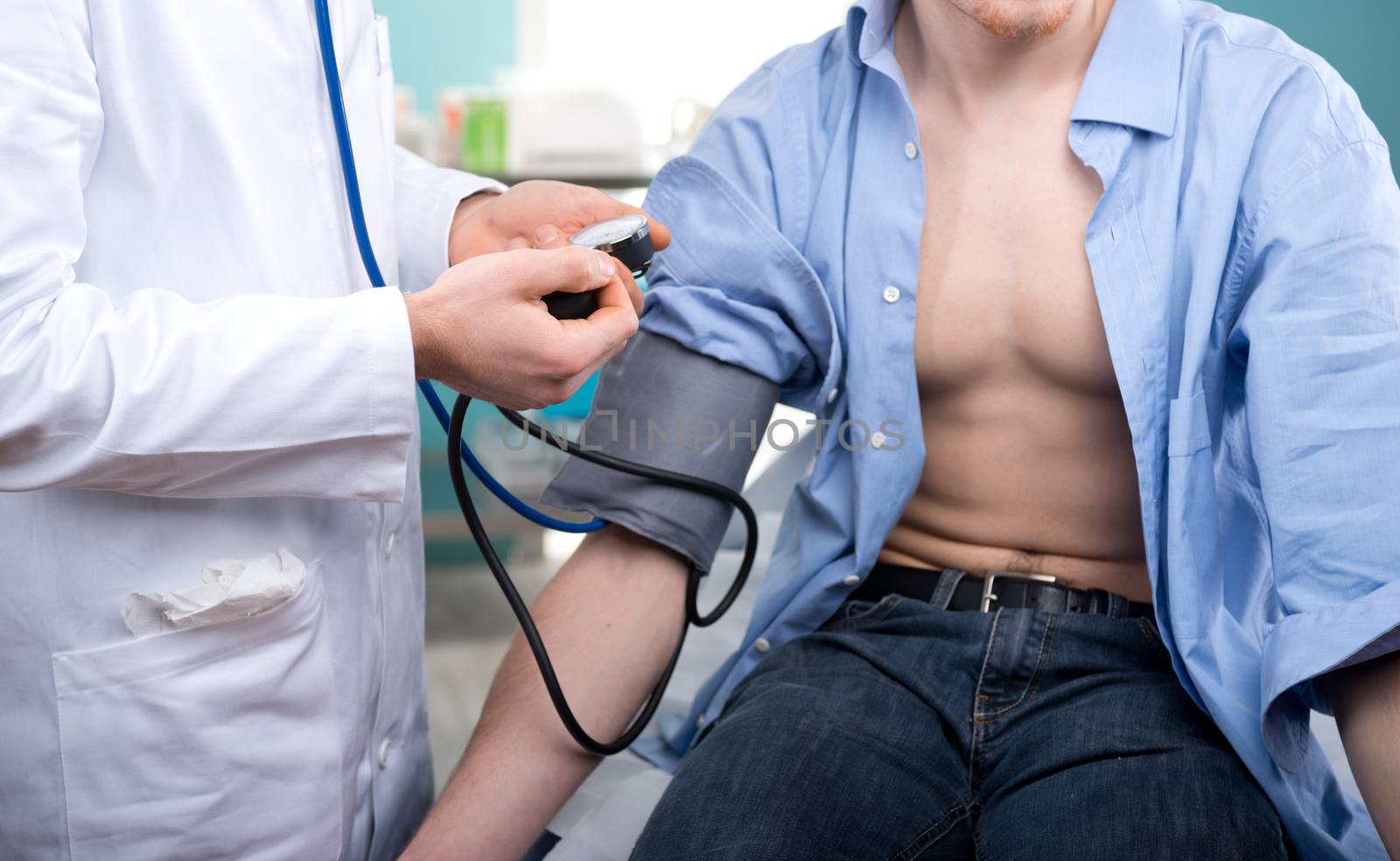 Examining blood pressure by stokkete