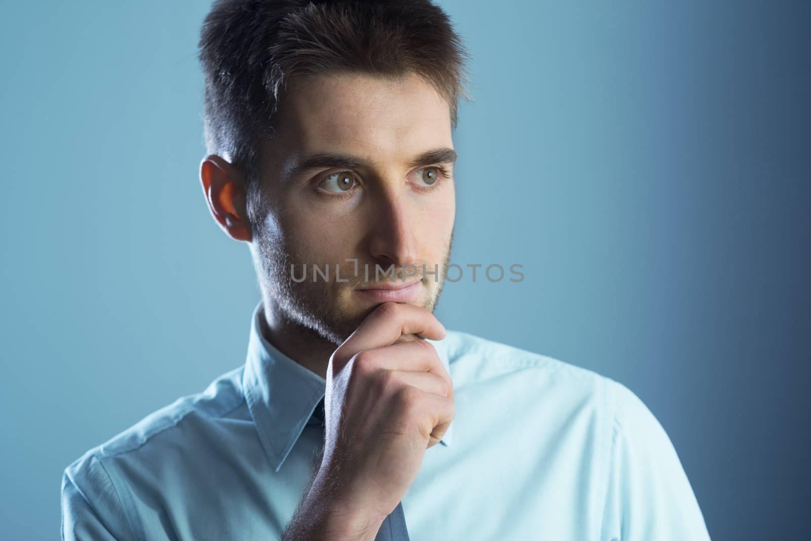 Attractive businessman posing by stokkete