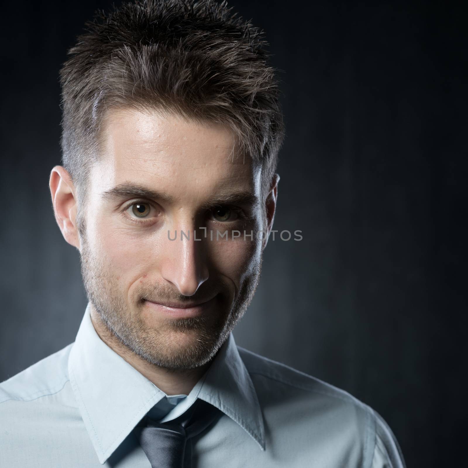 Attractive young businessman by stokkete