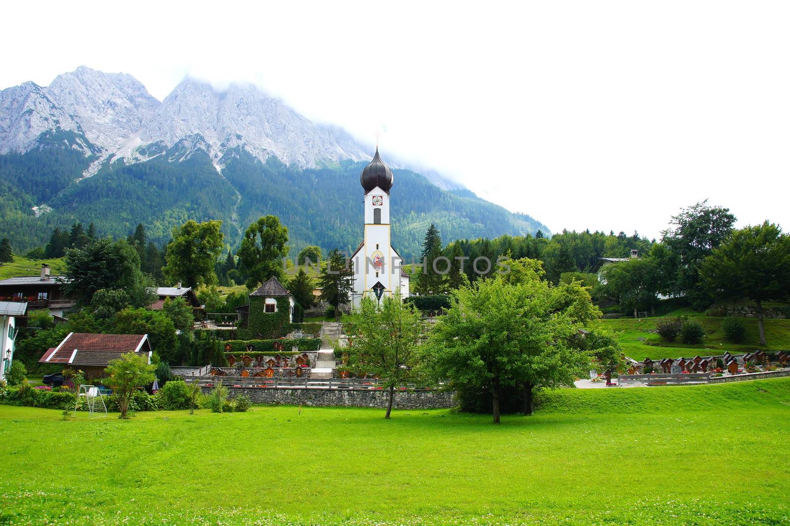 Grainau mit Kirche und Friedhof vor der Kulisse der Zugspitze
