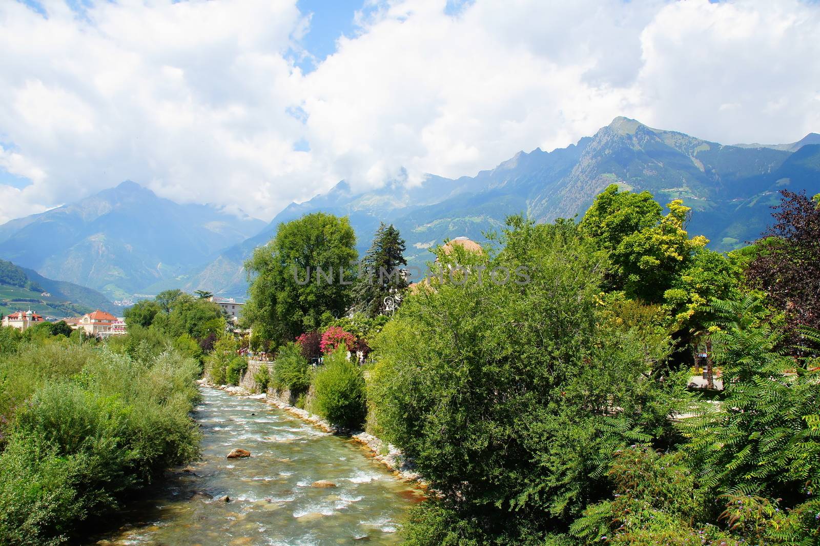 Fluss Passer in Meran mit der Texelgruppe im Hintergrund
