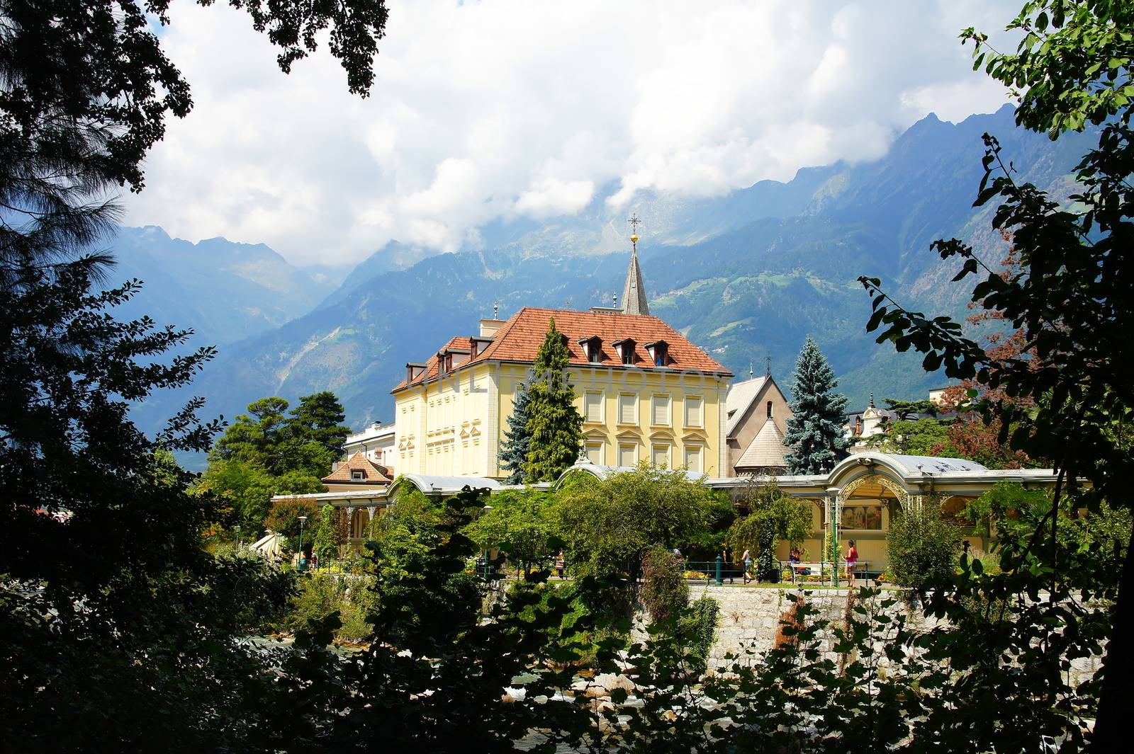 Kurstadt Meran in Südtirol im Sommer