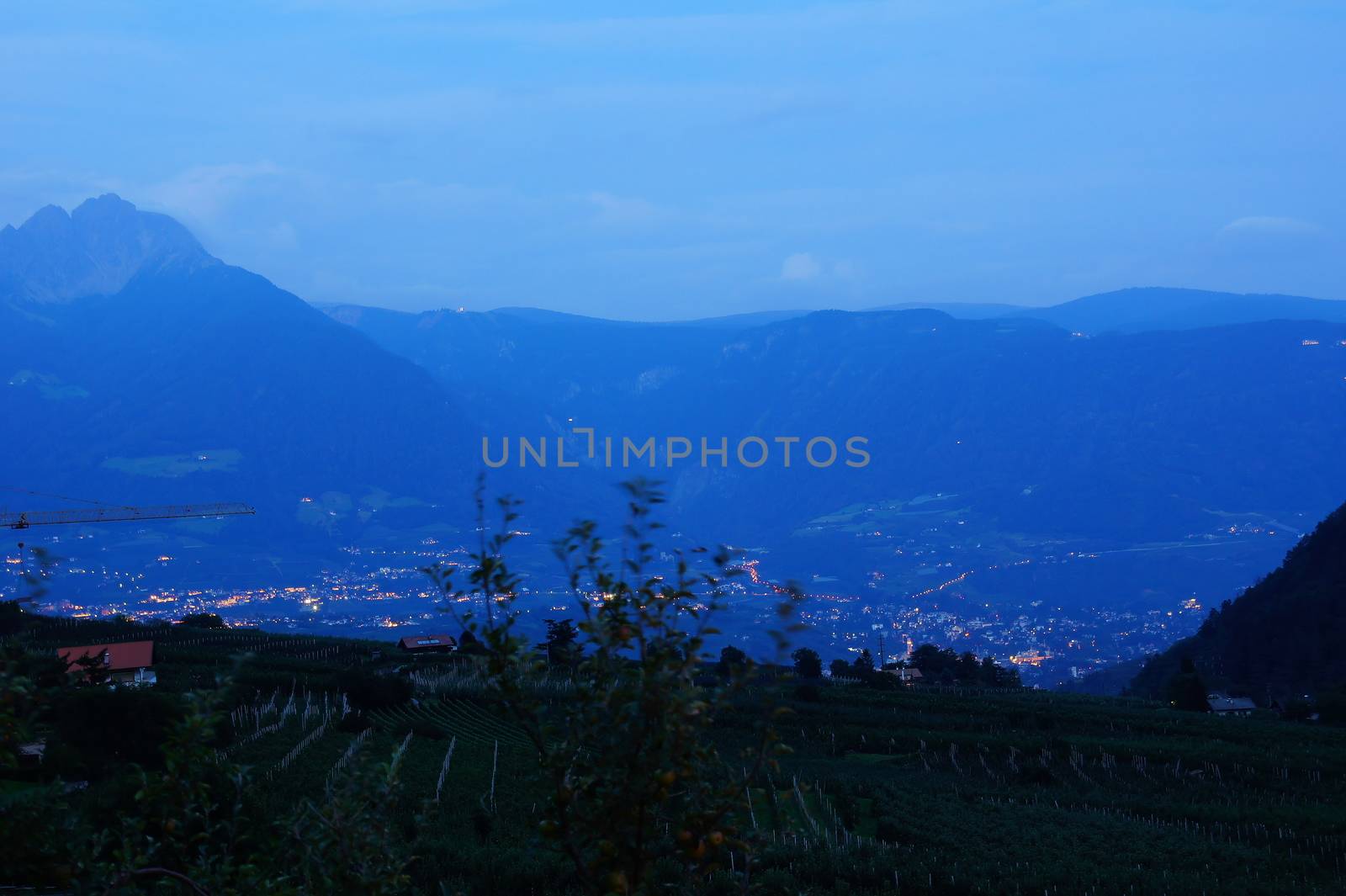 Blick auf Meran in der Dämmerung