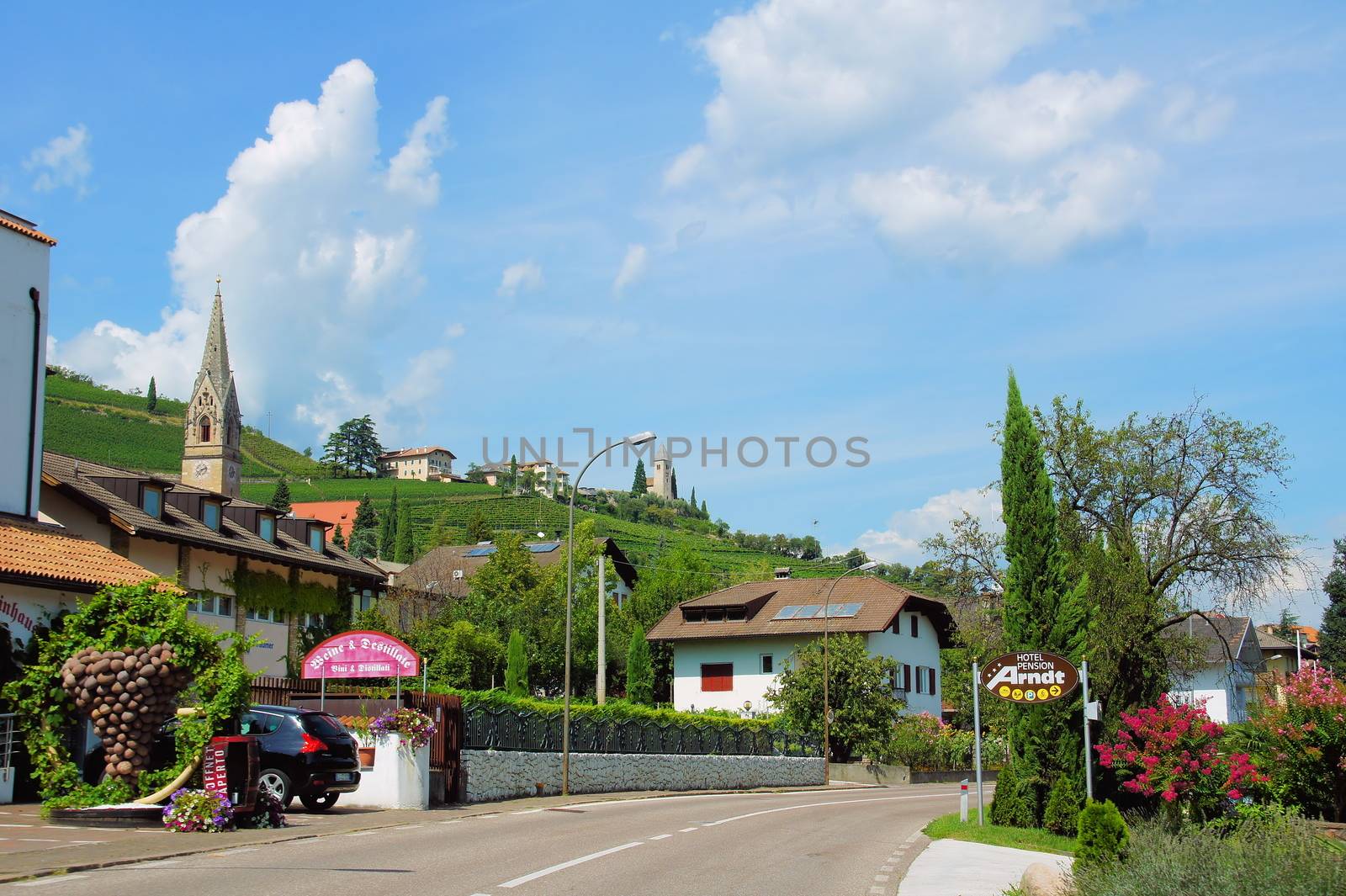 Häuser und Straße in Tramin in Südtirol