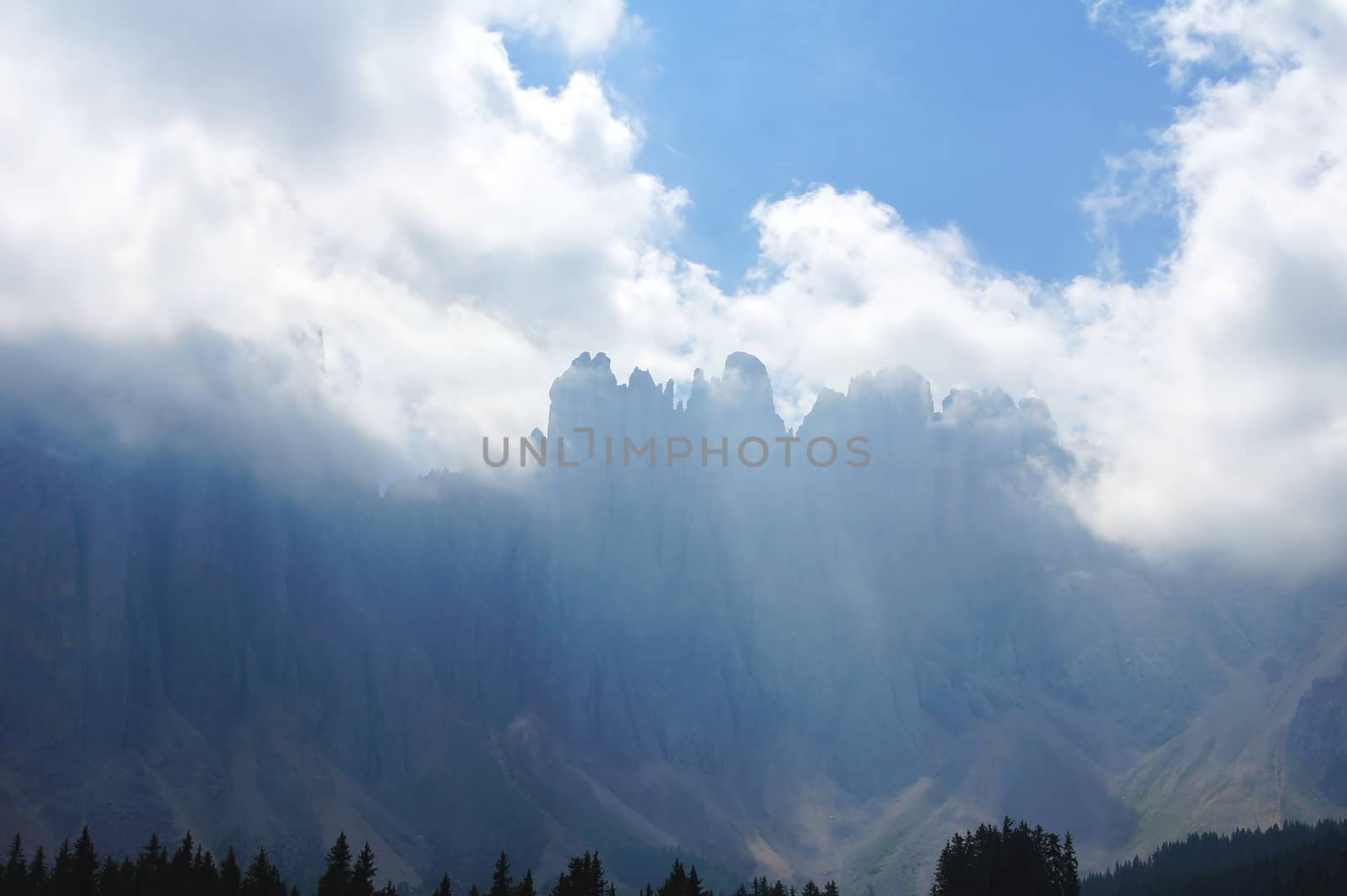 Latemarstock in den Dolomiten im Gegenlicht
