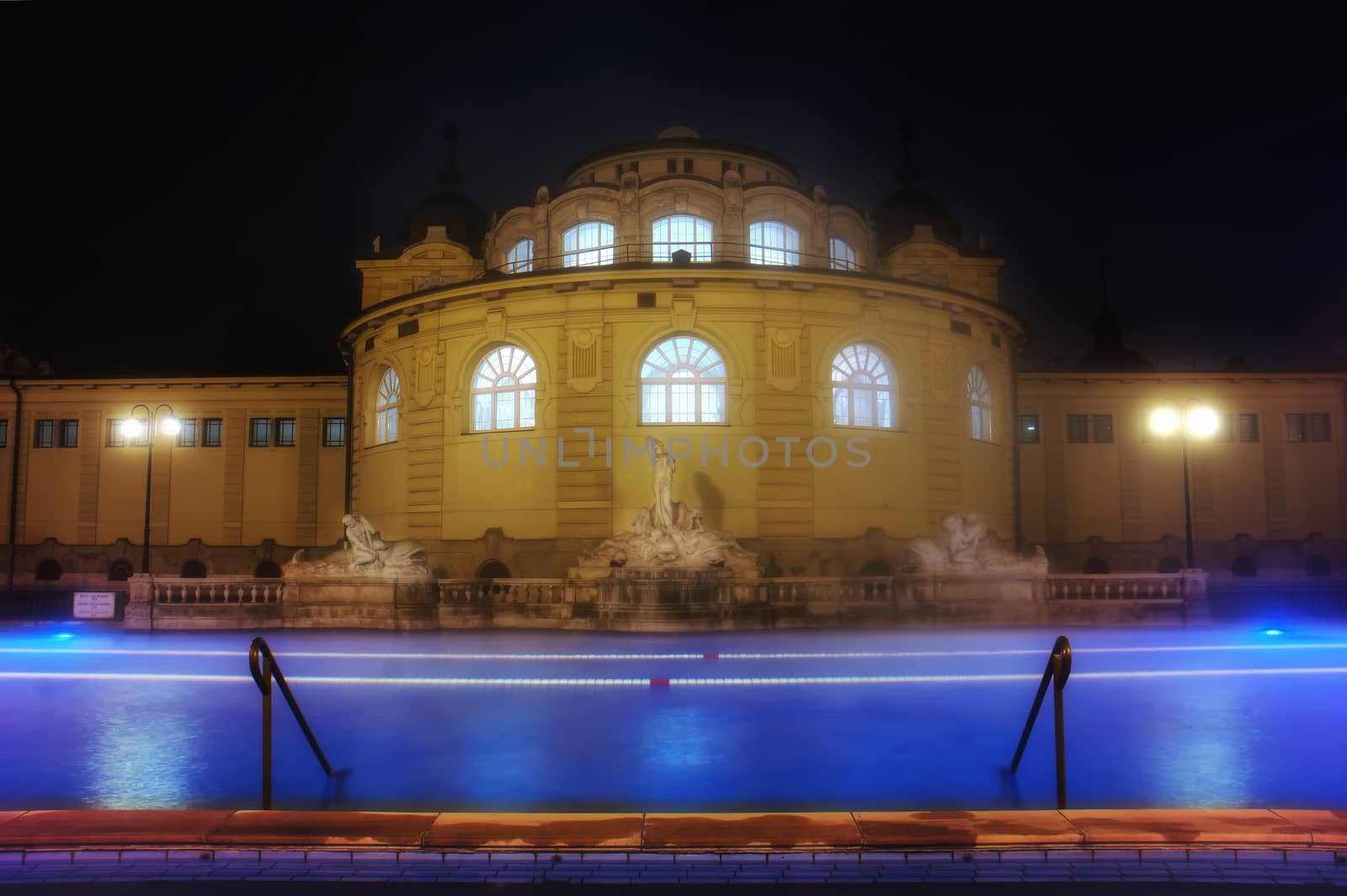 Swimming pool in Budapest oldest SPA Schezeniyi