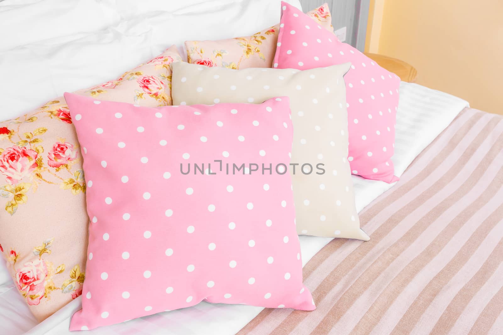 pillow, dot color  in the bedroom