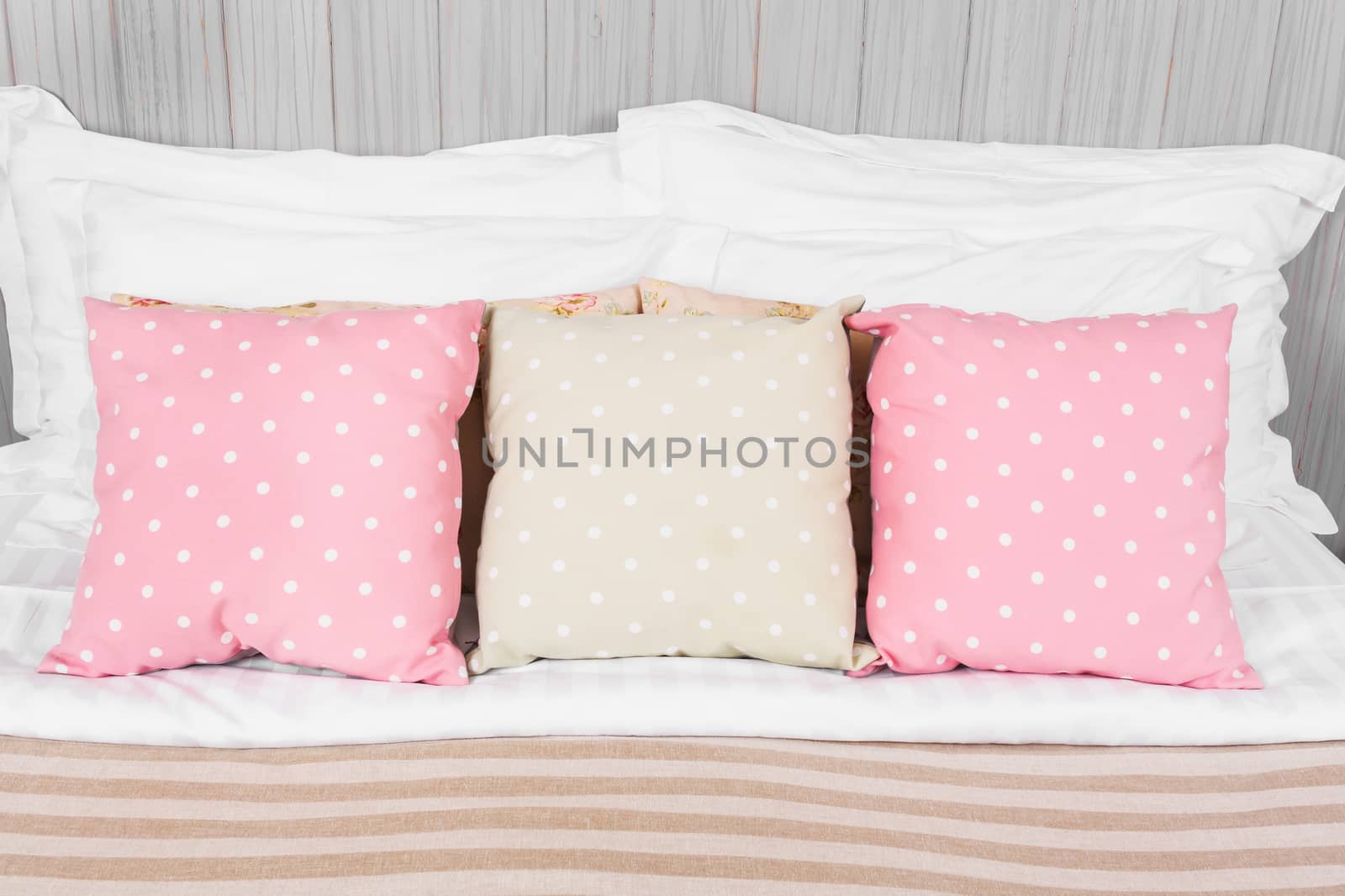 pillow, dot color  in the bedroom