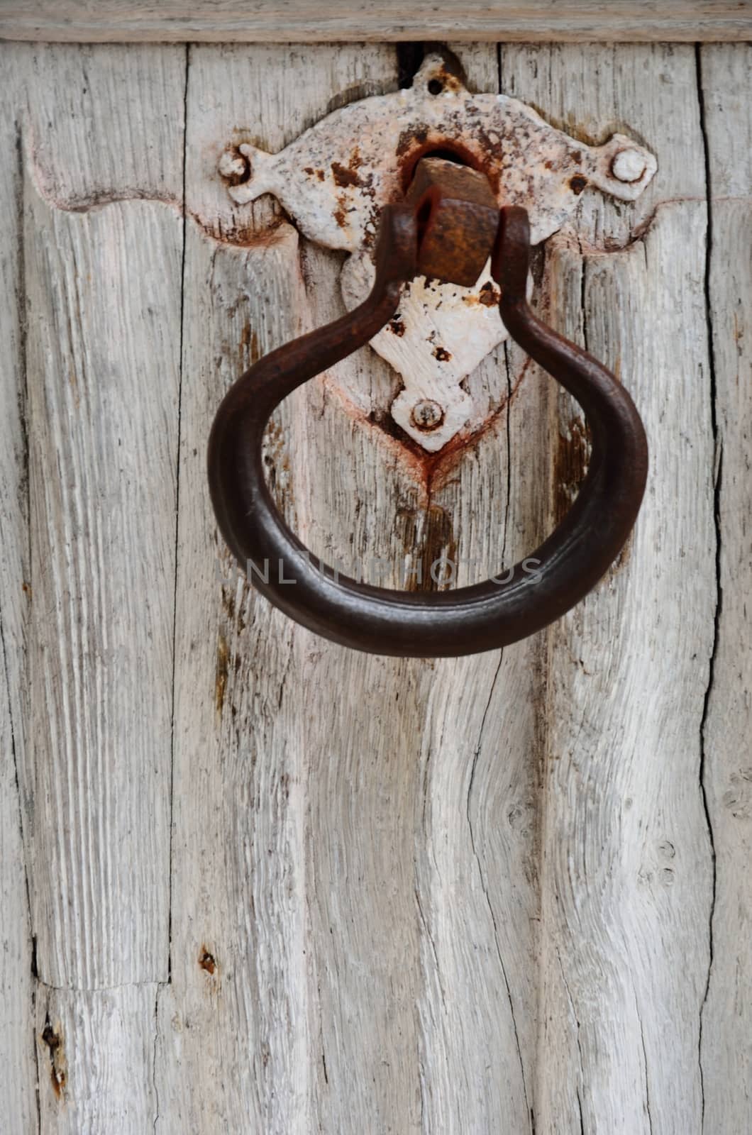 old rusty door knocker by pauws99