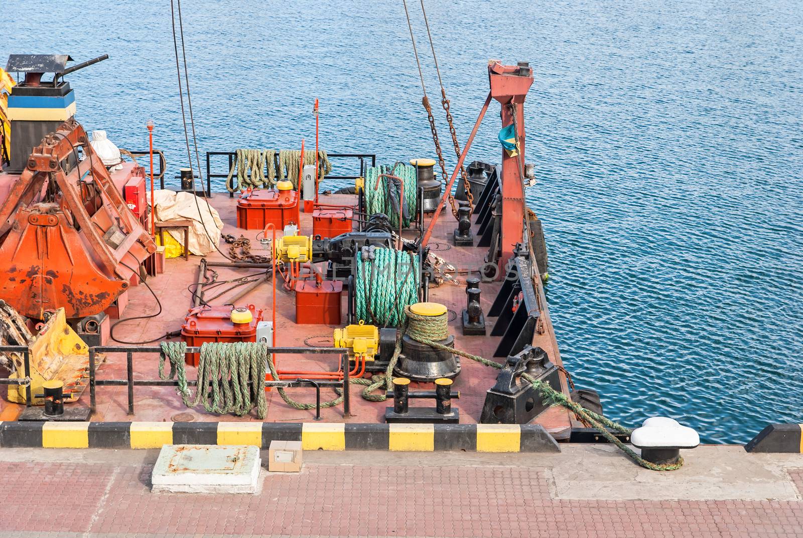 Large floating marine crane for loading goods in dry bulk cargo ships