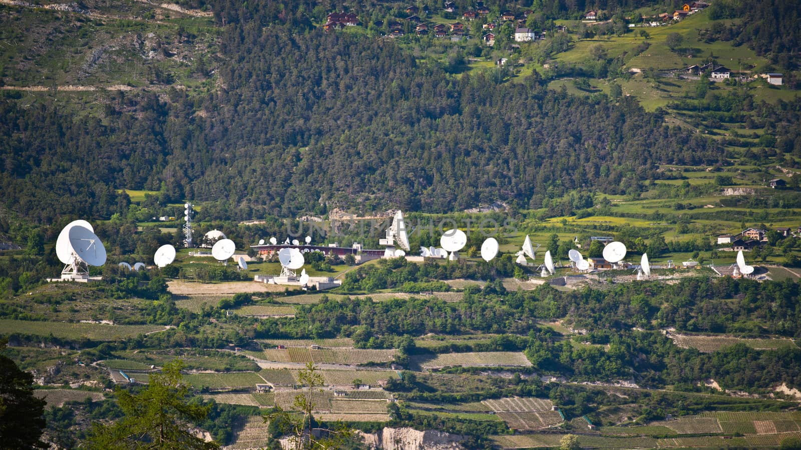 Plenty of satelite antennas by furzyk73