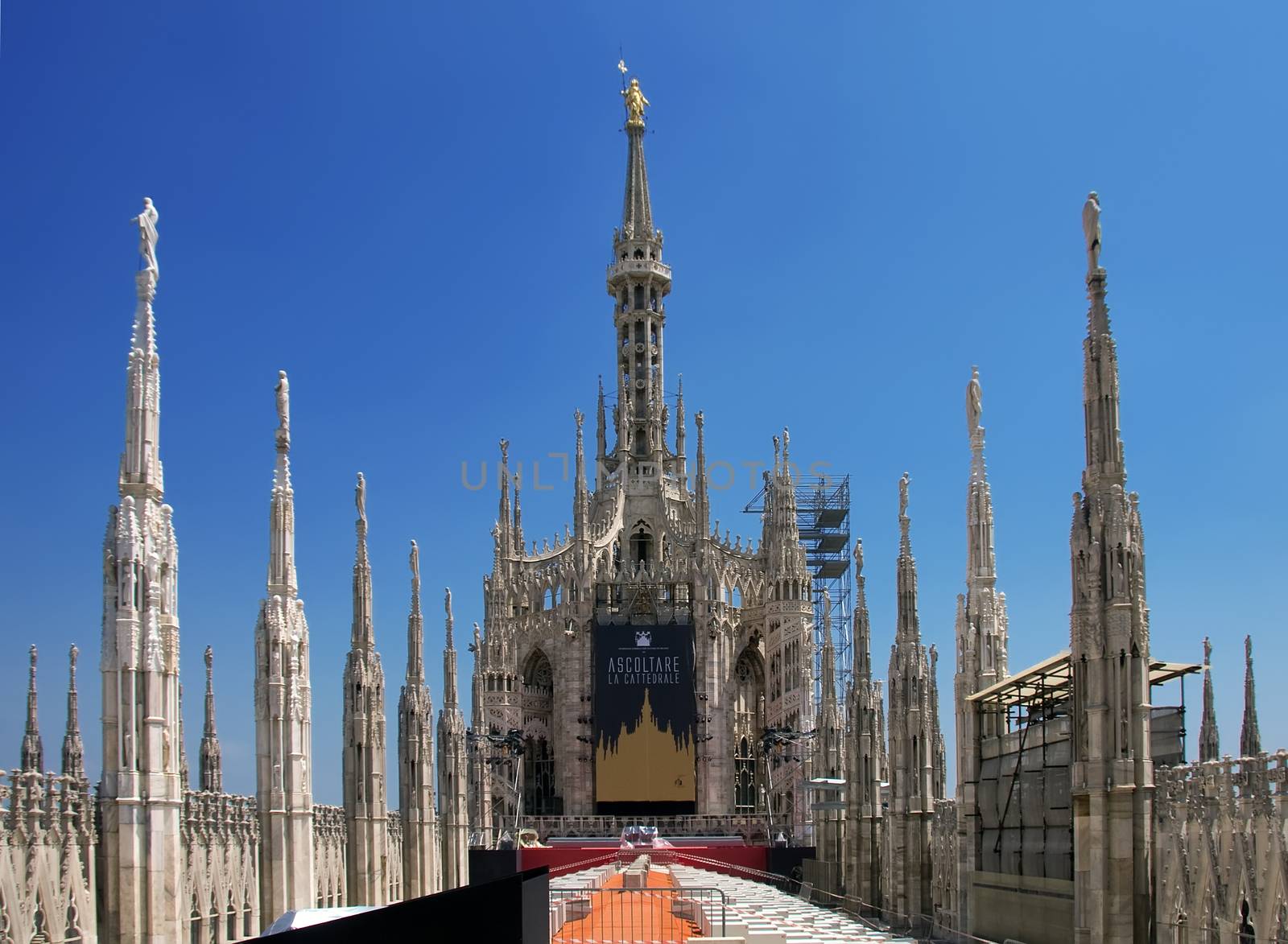 Roof of the cathedral in Milan by fotoecho