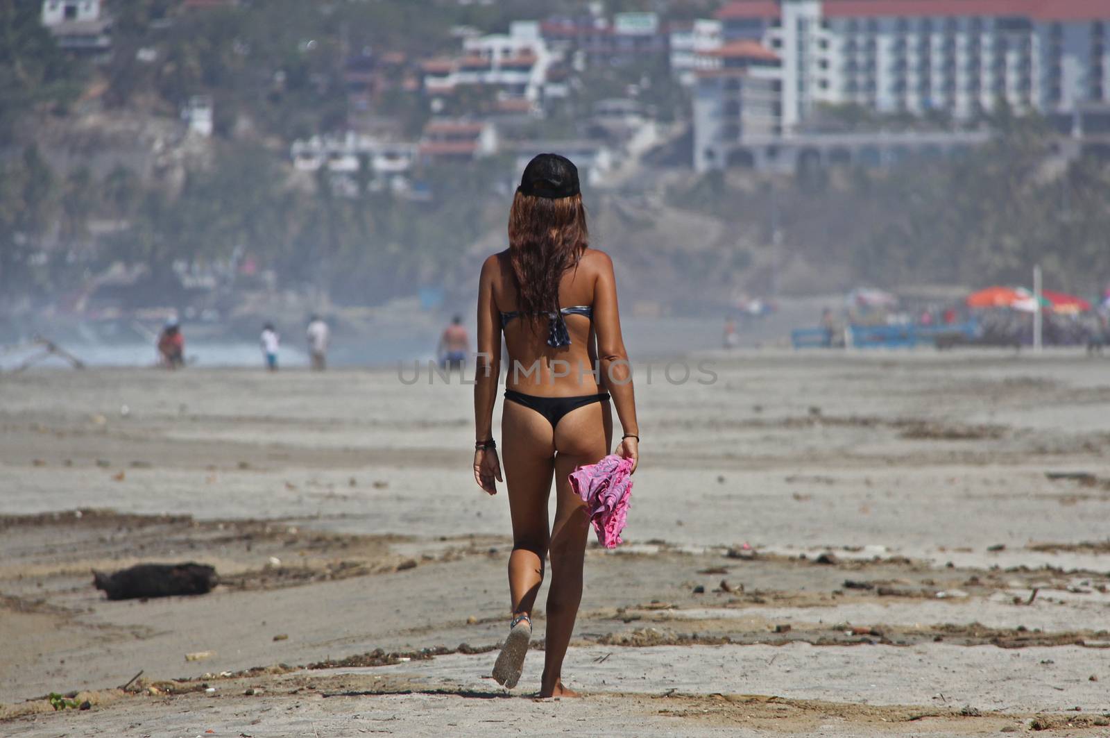 A young lady walking along a beach in Puerto Escondido, Mexico
23 Mar 2013
No model release
Editorial only