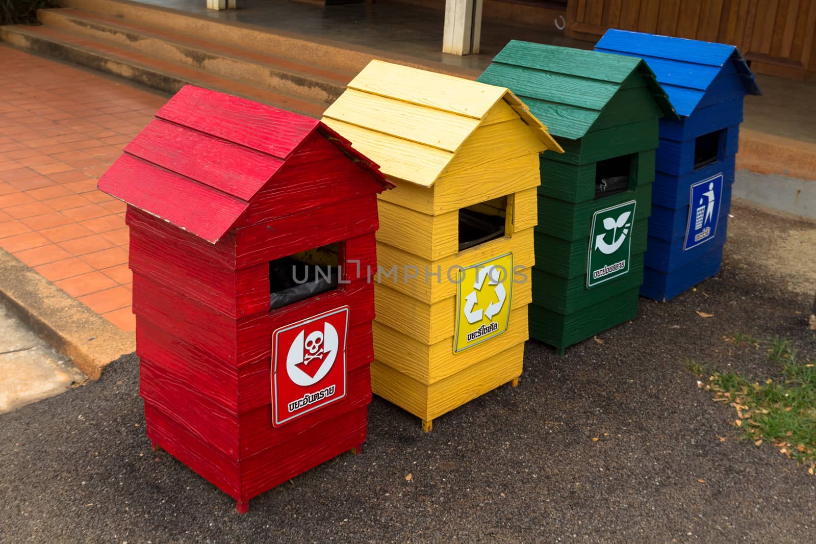 Recycling bins for arranged on public trash