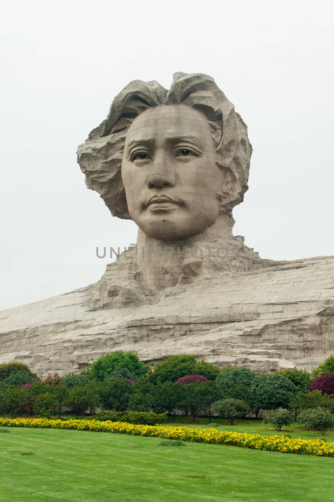 Changsha Orange Isle young Mao Zedong statue by aodian