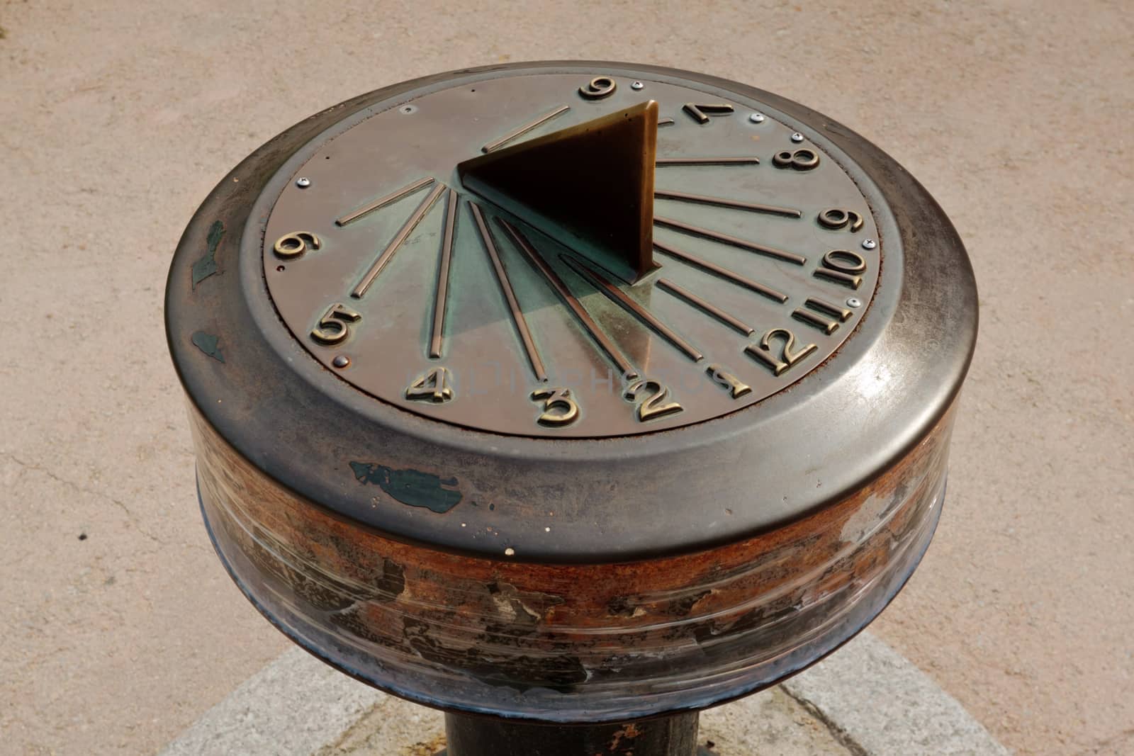 Solar clock showing time four o'clock