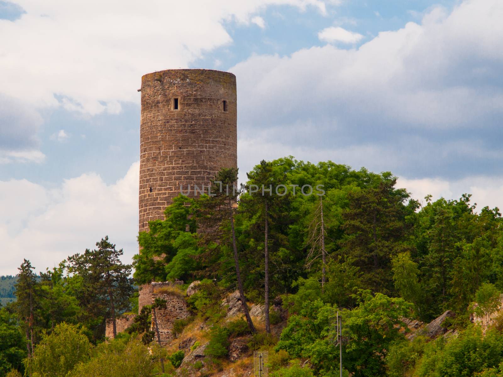 Round tower of Zebrak castle by pyty