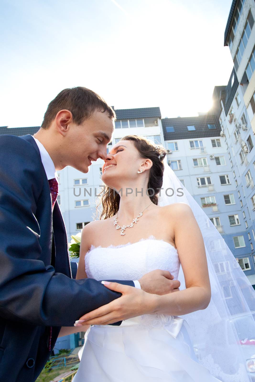 kiss by the house wall