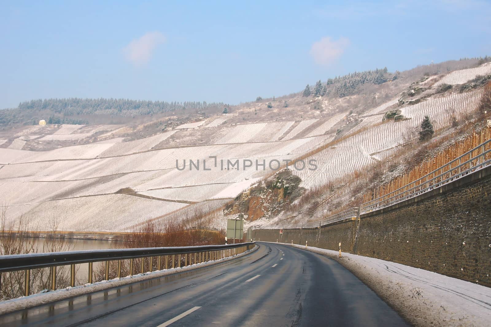 B 53 near Kröv, the vineyards above the high wall are covered with snow