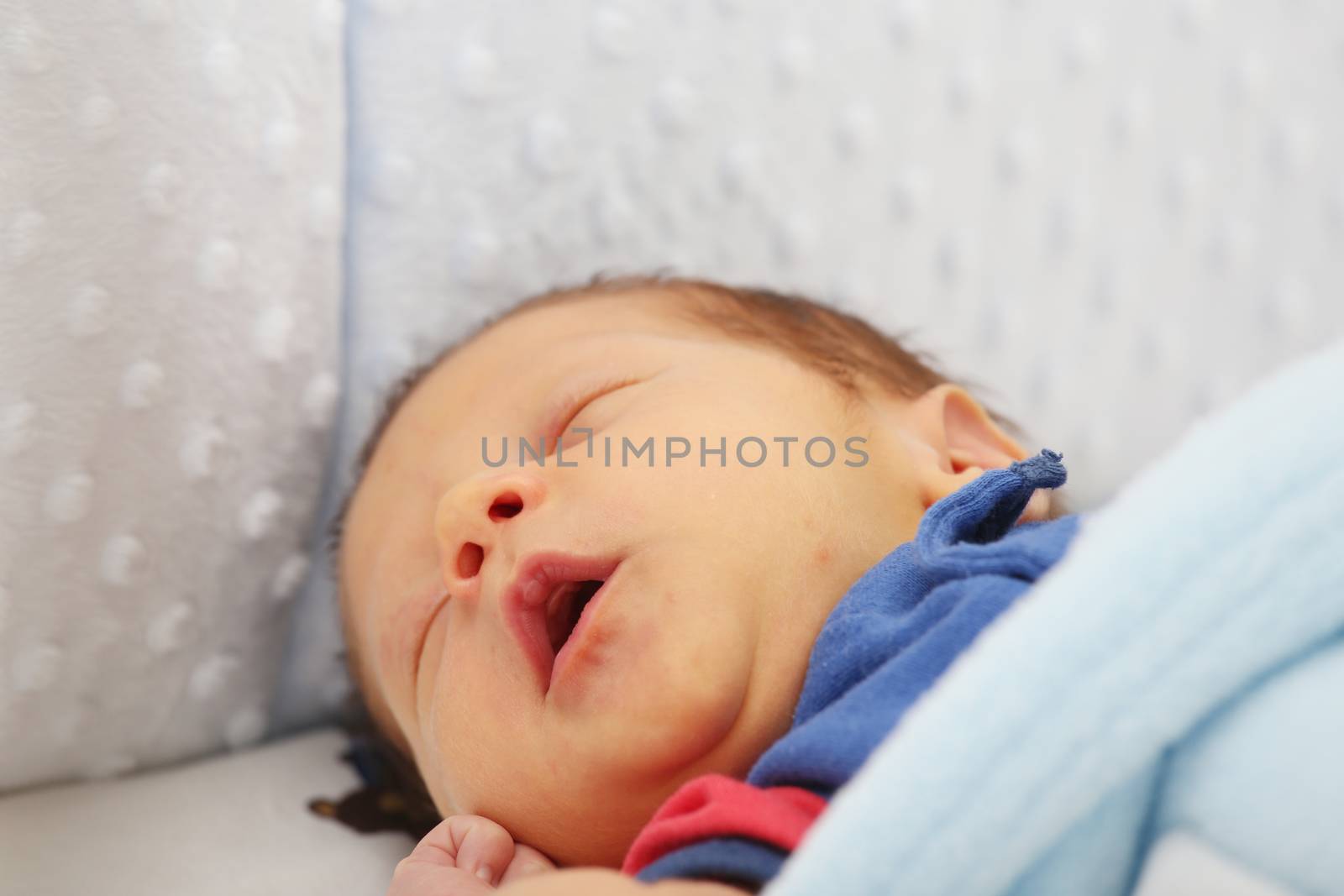 Newborn yawing. Focus in the mouth by dacasdo