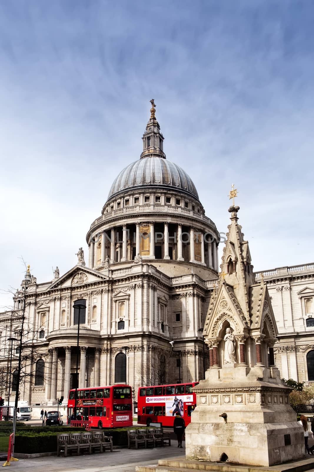 St Paul's Cathedral in London by mitakag